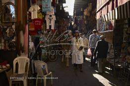 Image du Maroc Professionnelle de  Dans cette rue Fahl Chidmi au Souk Laksour de la médina de Marrakech non loin de Bab Ftouh, un disciple guide la chamelle à la Zaouia du saint Moul El Ksour pour le sacrifice durant le moussem annuel de cette confrérie religieuse. Marrakech, ville connue pour ces nombreux saints, mais la plut part des gens ne connaissent que sept parmi eux les sept saint ou « sebaâtou rijales » Sidi Abdellah Ben Oujal El Ghazouani dit «Moul El Ksour», en allusion au quartier de Marrakech qui porte depuis son nom, Originaire de la tribu Ghazouane à Chaouia disciple de Sidi Abdelaziz Tebaa, le 9 Décembre 2018.  (Photo / Abdeljalil Bounhar) 